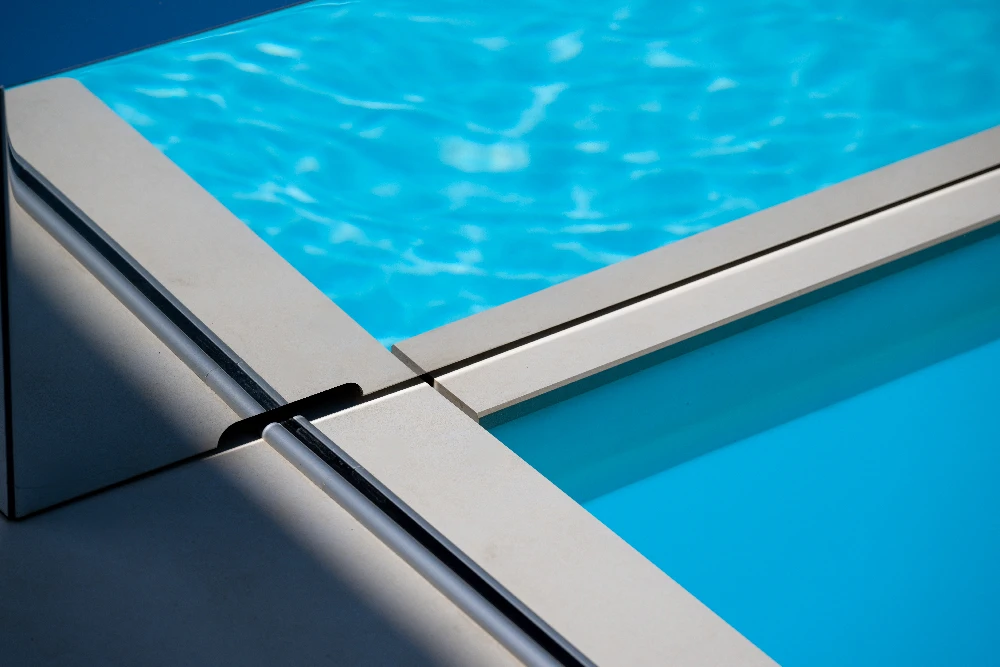 Rail latéral en aluminium anodisé d'une Coverseal